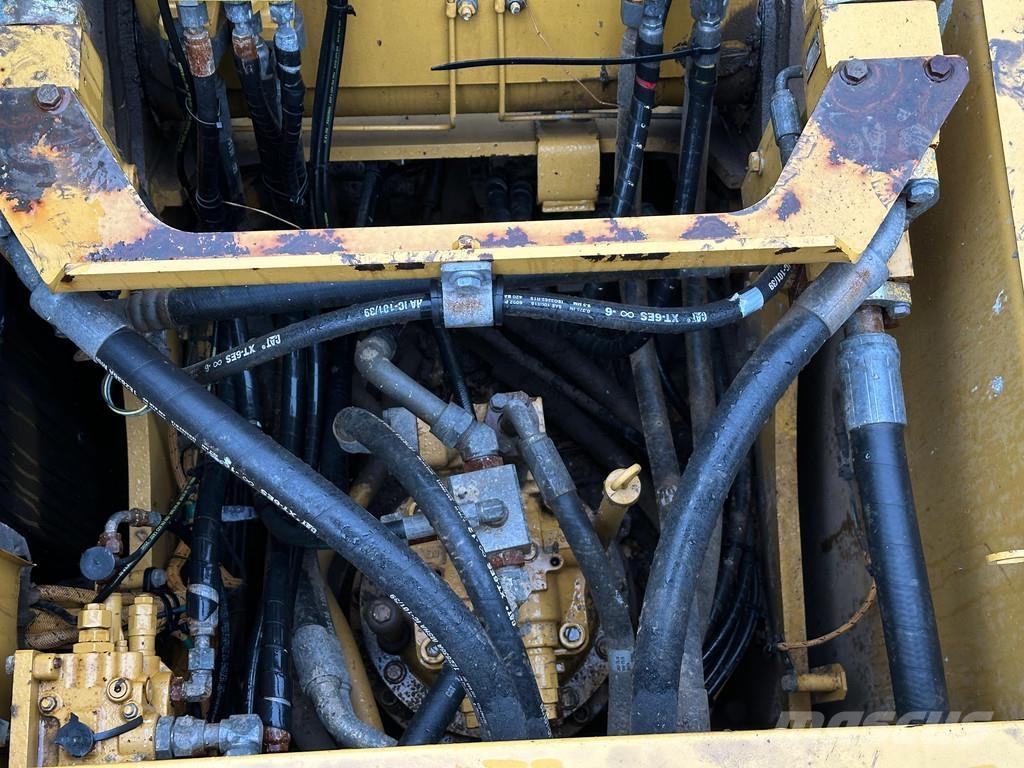 CAT 320FL حفارات زحافة