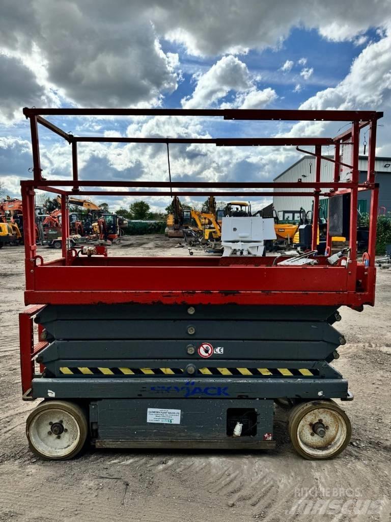 SkyJack SJ III 3226 رافعات مقصية الشكل