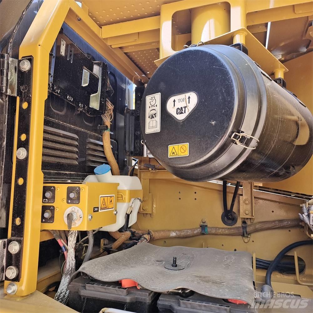 CAT 320 GC حفارات زحافة