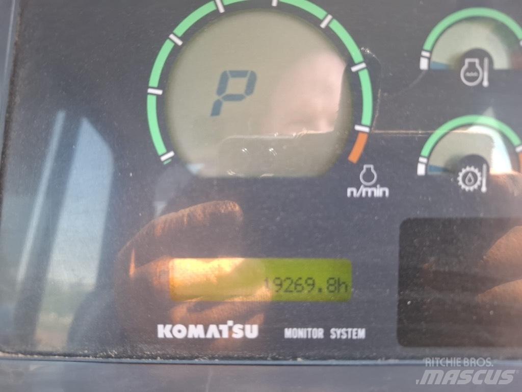 Komatsu D65x بلدوزرات مجنزرة