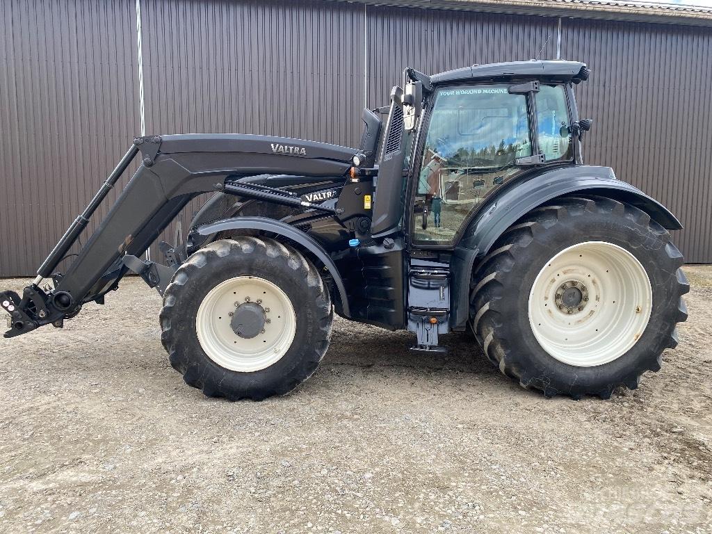 Valtra T254 V الجرارات