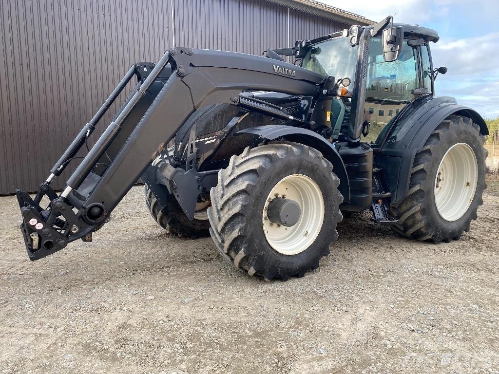 Valtra T254 V الجرارات
