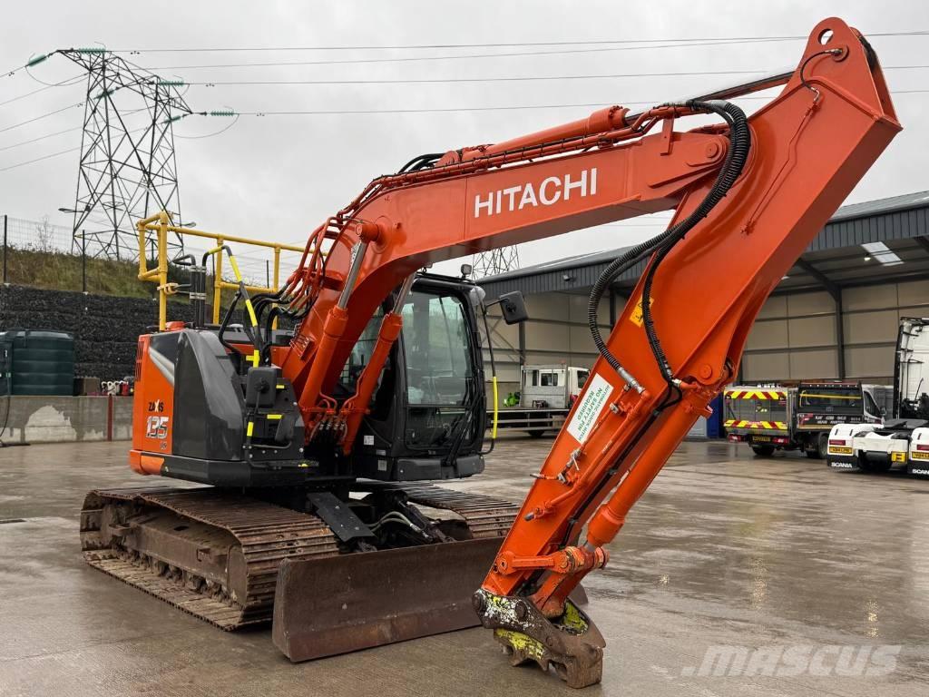 Hitachi ZX 135 US-7 حفارات زحافة