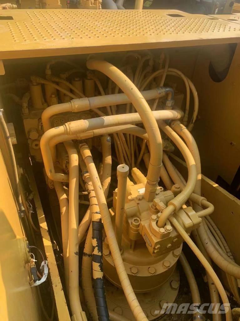 CAT 320 D حفارات زحافة