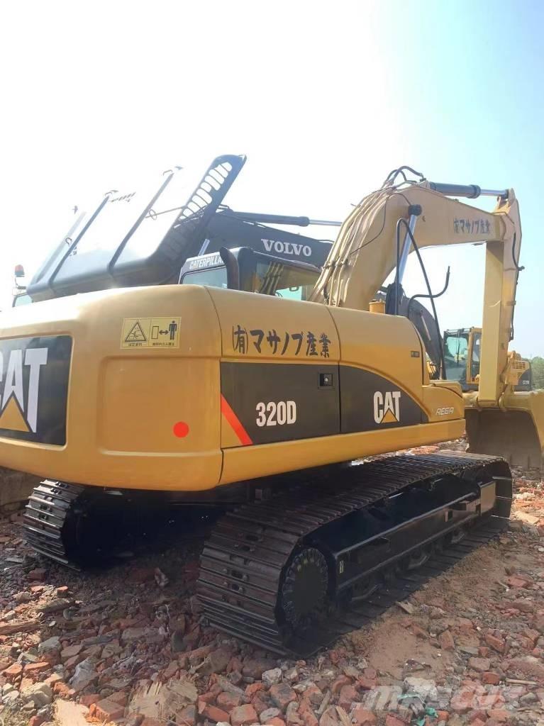 CAT 320 D حفارات زحافة