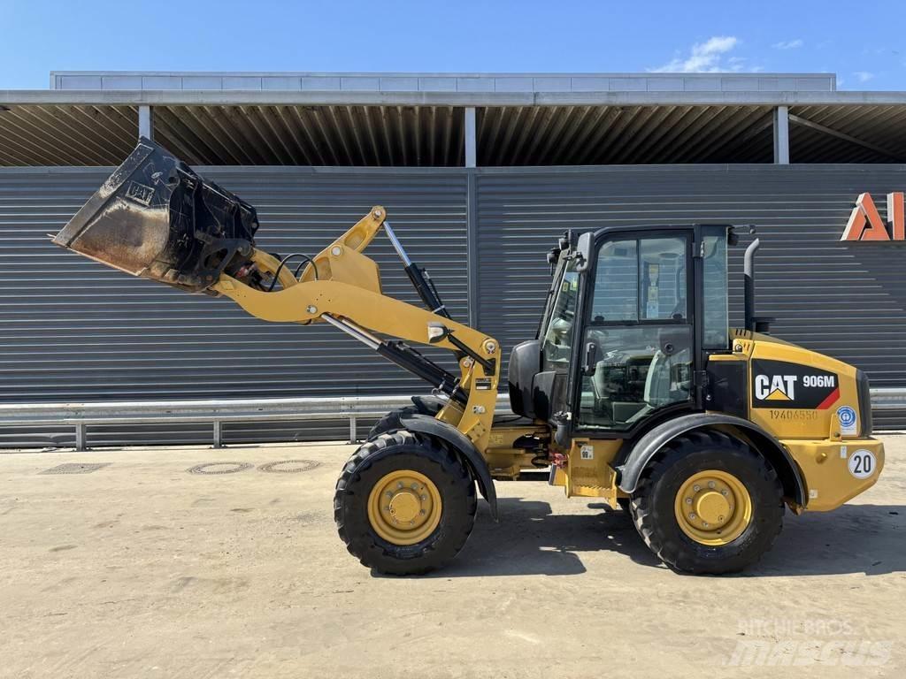 CAT 906M لوادر بعجل