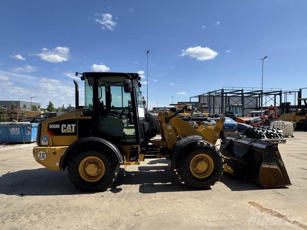 CAT 906M لوادر بعجل