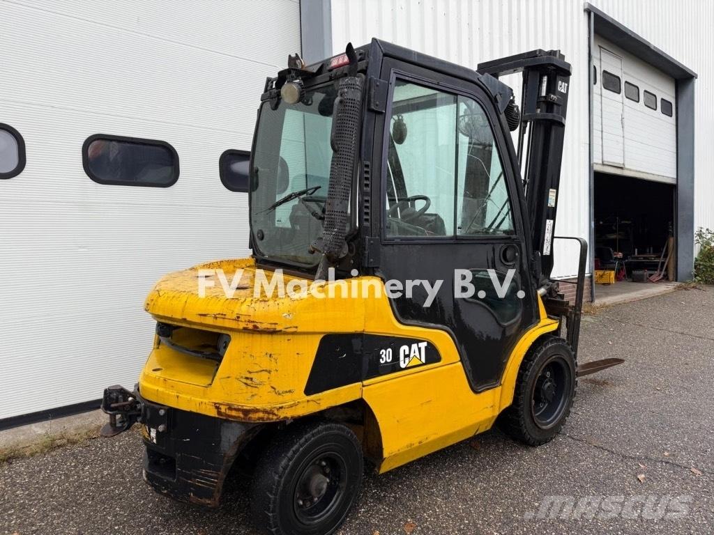 CAT DP 30 N شاحنات الديزل