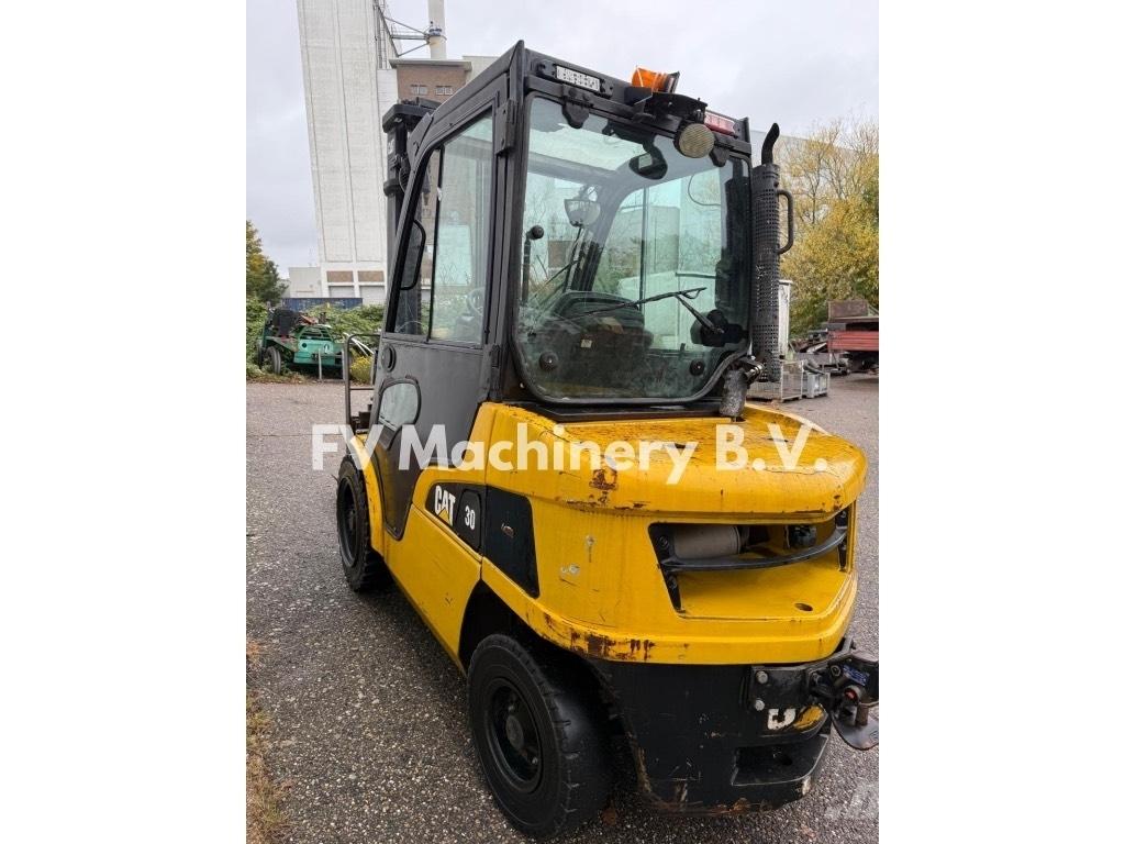 CAT DP 30 N شاحنات الديزل