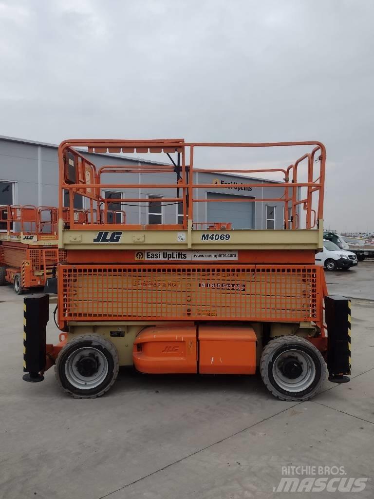 JLG M 4069 رافعات مقصية الشكل