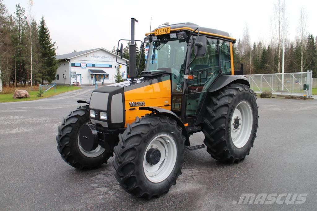 Valtra 700 الجرارات