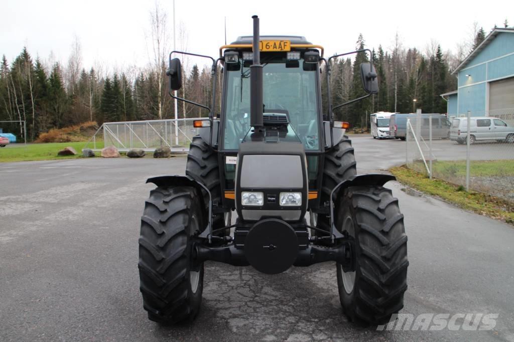 Valtra 700 الجرارات