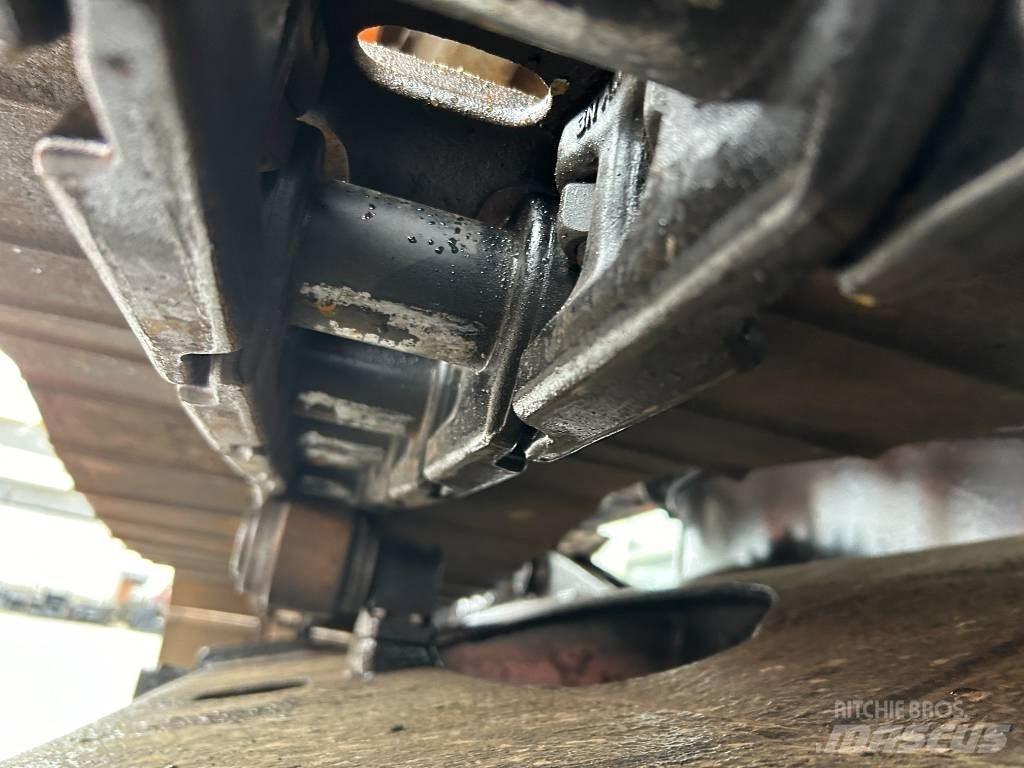 Hitachi ZX 135 US حفارات زحافة