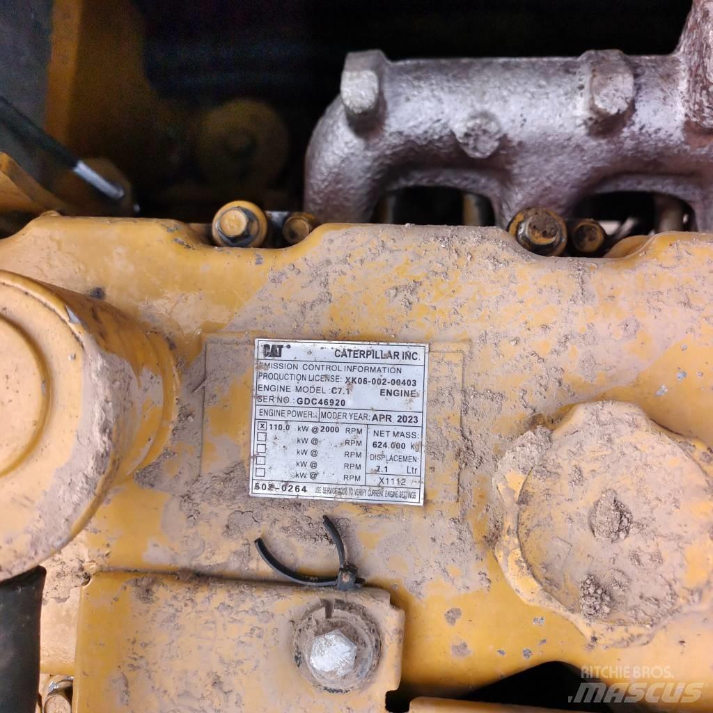CAT 320 D حفارات زحافة