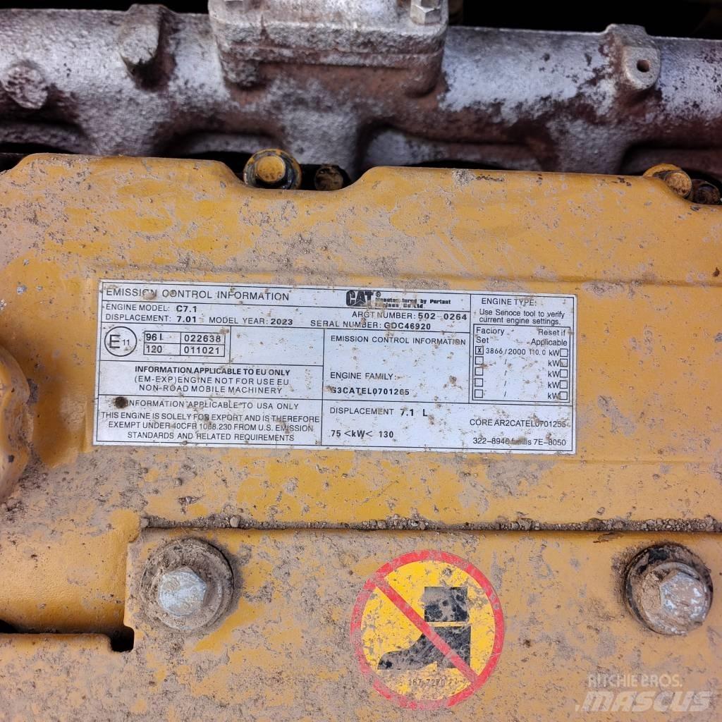 CAT 320 D حفارات زحافة