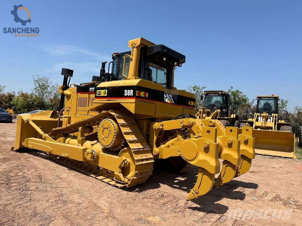 CAT D 8 R بلدوزرات مجنزرة