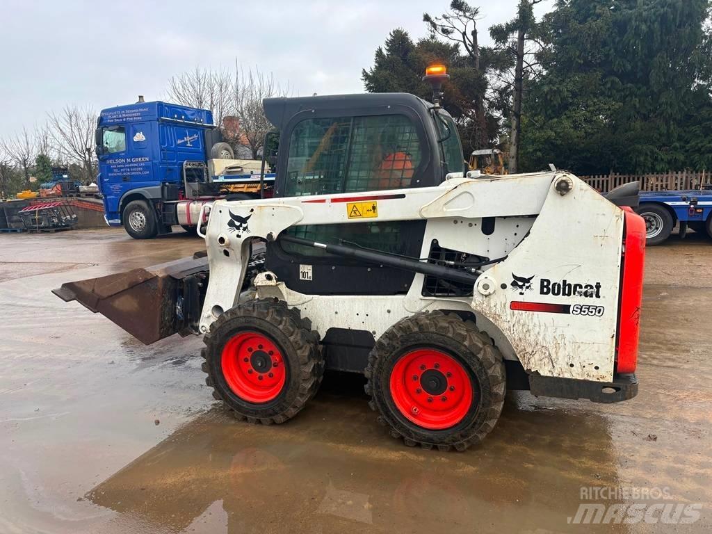 Bobcat S550 لوادر انزلاقية التوجيه