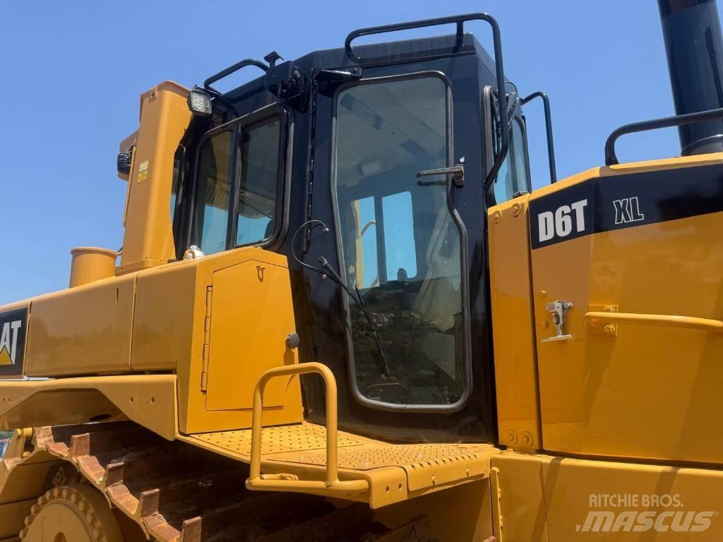 CAT D 6 T XL بلدوزرات مجنزرة