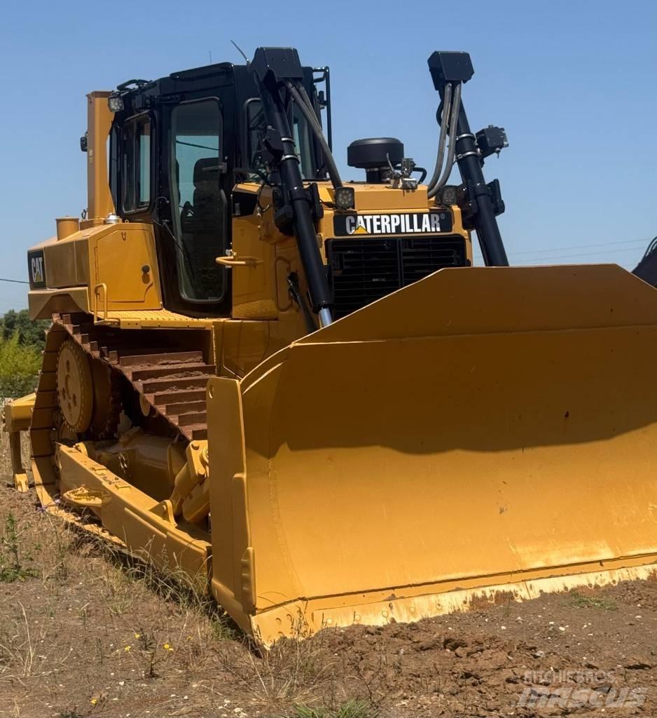 CAT D 6 T XL بلدوزرات مجنزرة