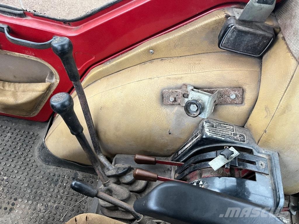 International 844xl الجرارات