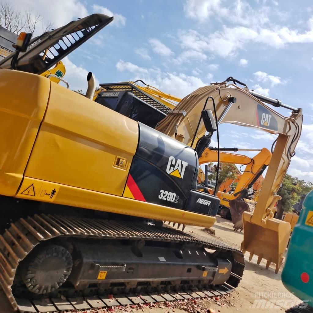 CAT 320D2 حفارات زحافة