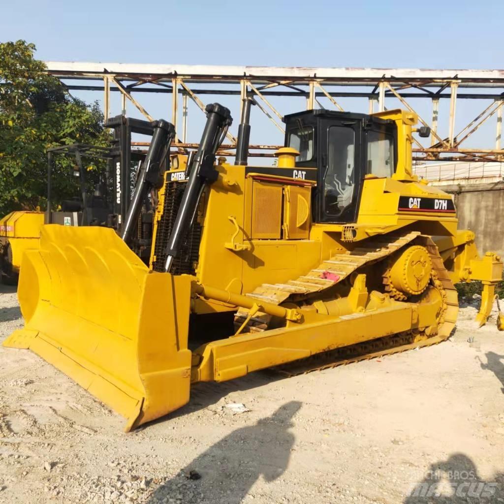 CAT D7H بلدوزرات مجنزرة