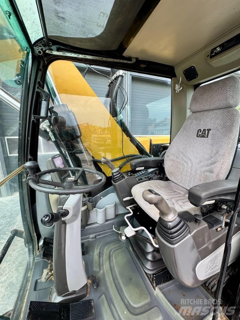 CAT M322D حفارات بعجل