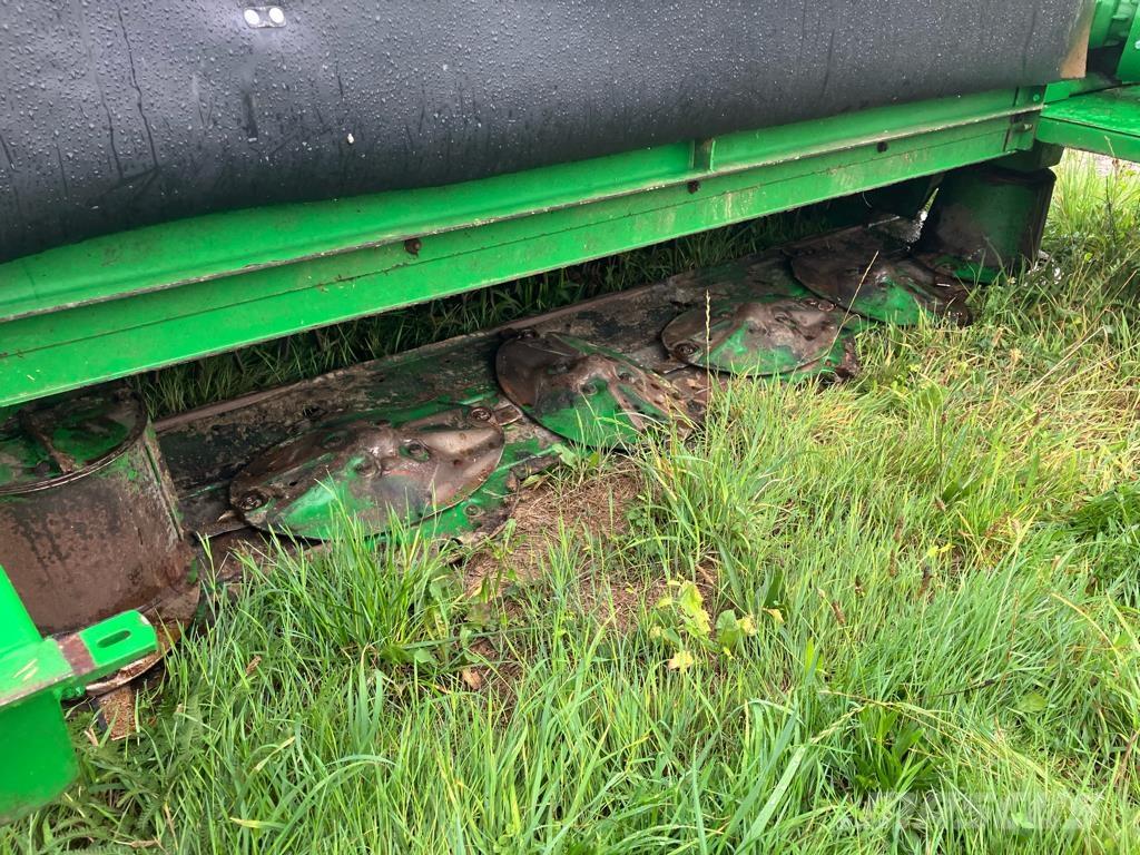 John Deere 1365 ماكينات جز العشب