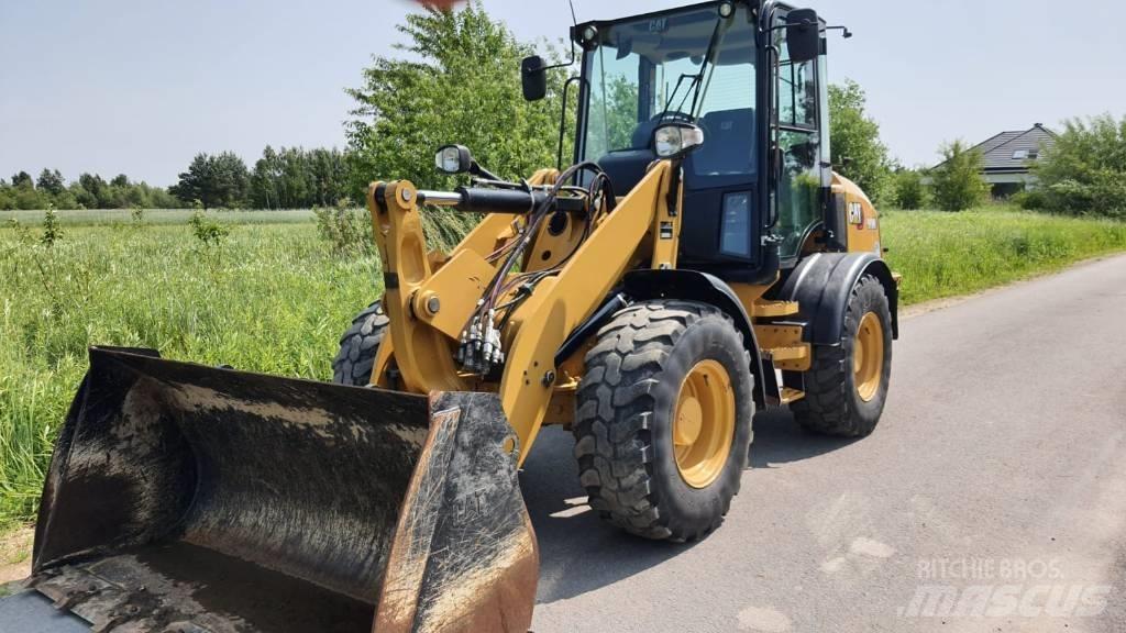 CAT 908M لوادر بعجل