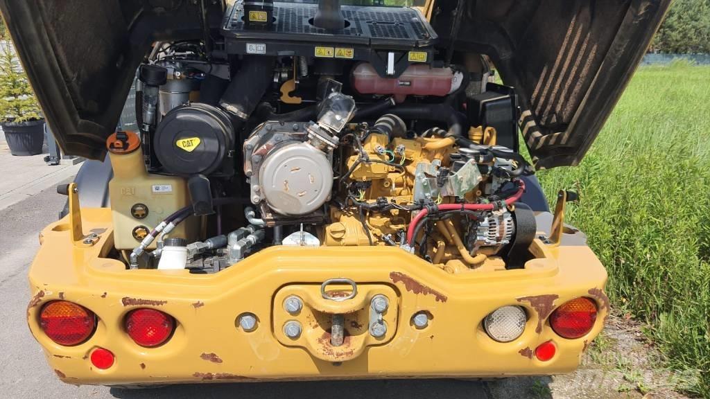 CAT 908M لوادر بعجل