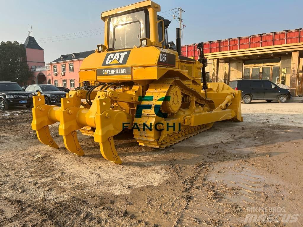 CAT D 8 R بلدوزرات مجنزرة