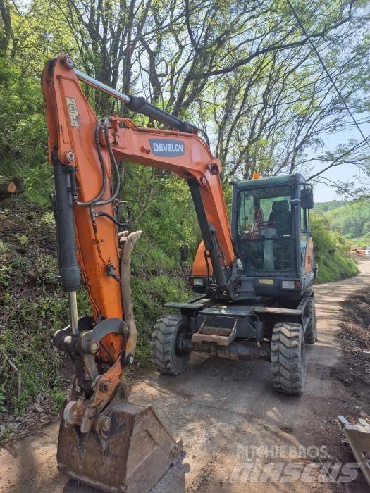 Doosan DX 55 W حفارات بعجل