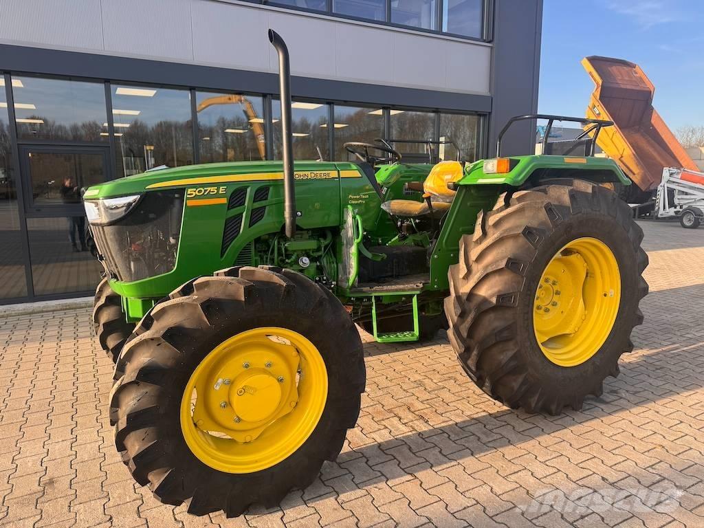 John Deere 5075 E الجرارات