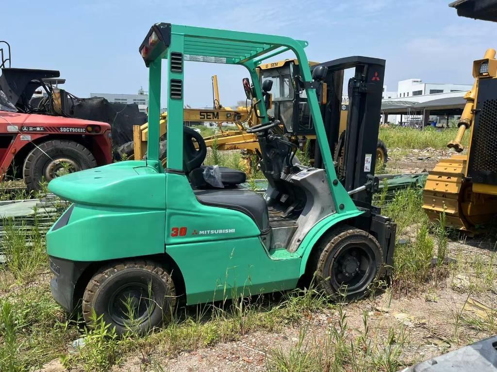 Mitsubishi FD 30 N شاحنات الديزل