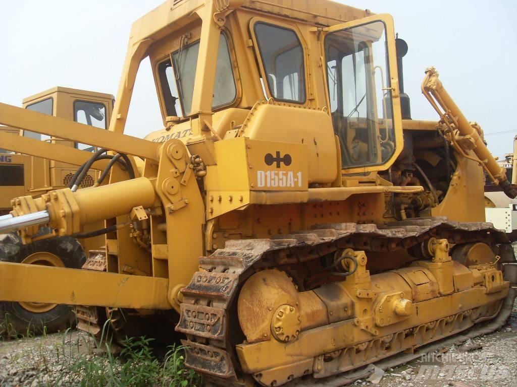 Komatsu d155a-1 بلدوزرات مجنزرة