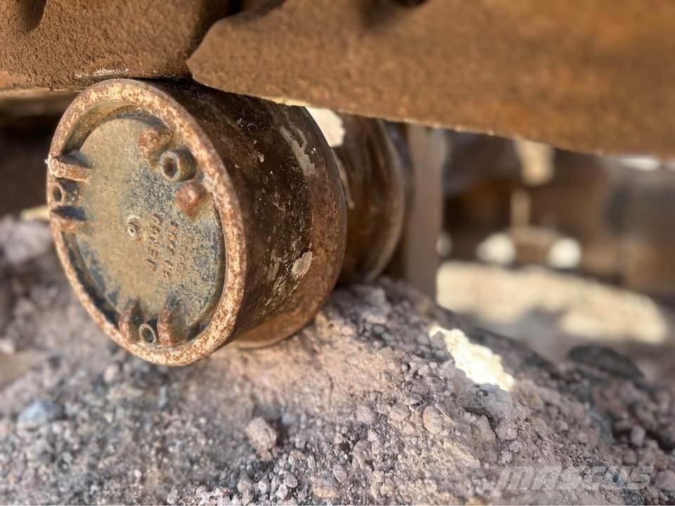 CAT 375 B حفارات زحافة