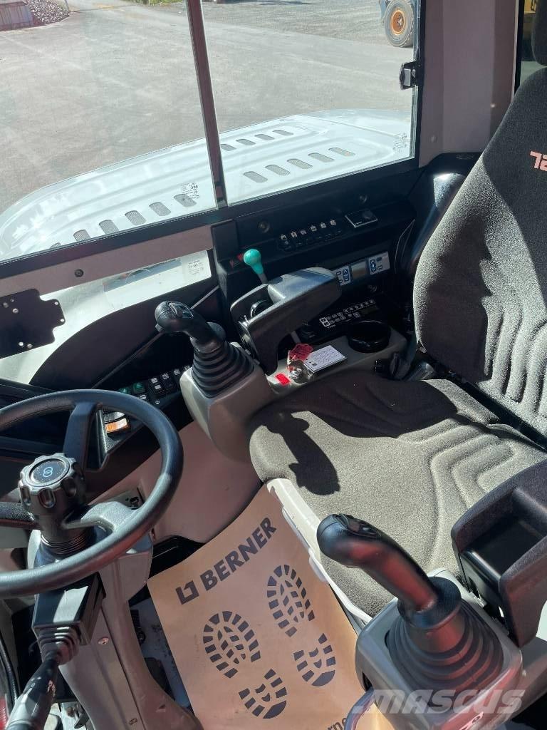 Takeuchi TB 295 W حفارات بعجل