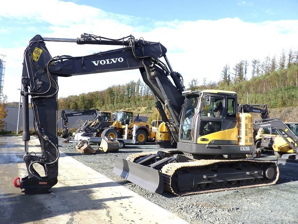 Volvo ECR 235 D حفارات زحافة