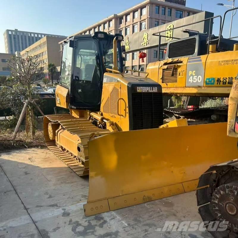 CAT D 5 K بلدوزرات مجنزرة