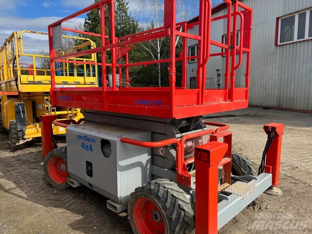 SkyJack SJ 6832 RT رافعات مقصية الشكل