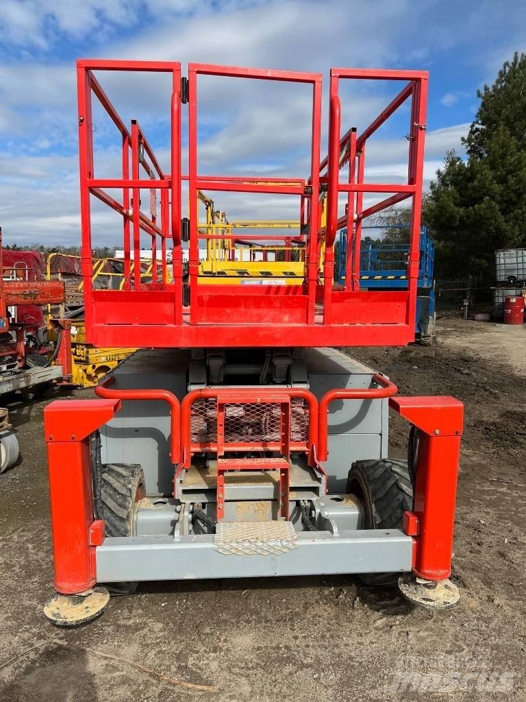 SkyJack SJ 6832 RT رافعات مقصية الشكل