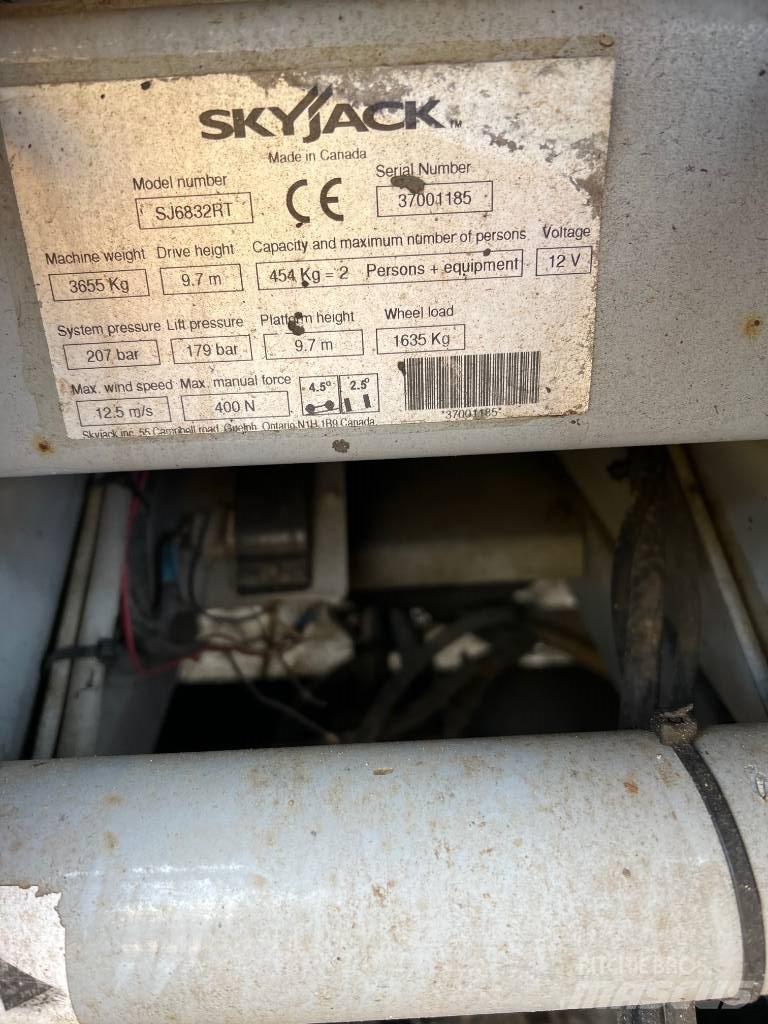 SkyJack SJ 6832 RT رافعات مقصية الشكل