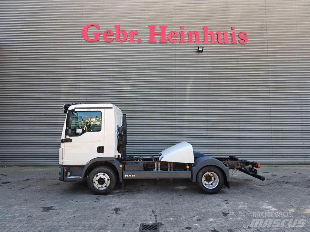 MAN TGL 8.220 4x2 شاحنات بمقصورة وهيكل