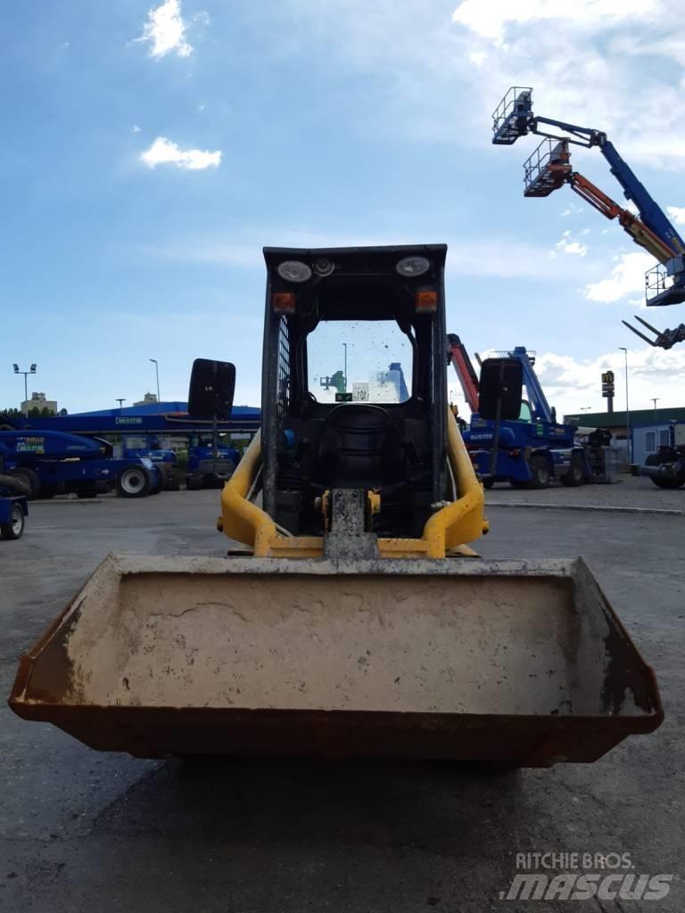 Neuson 501 S لوادر انزلاقية التوجيه