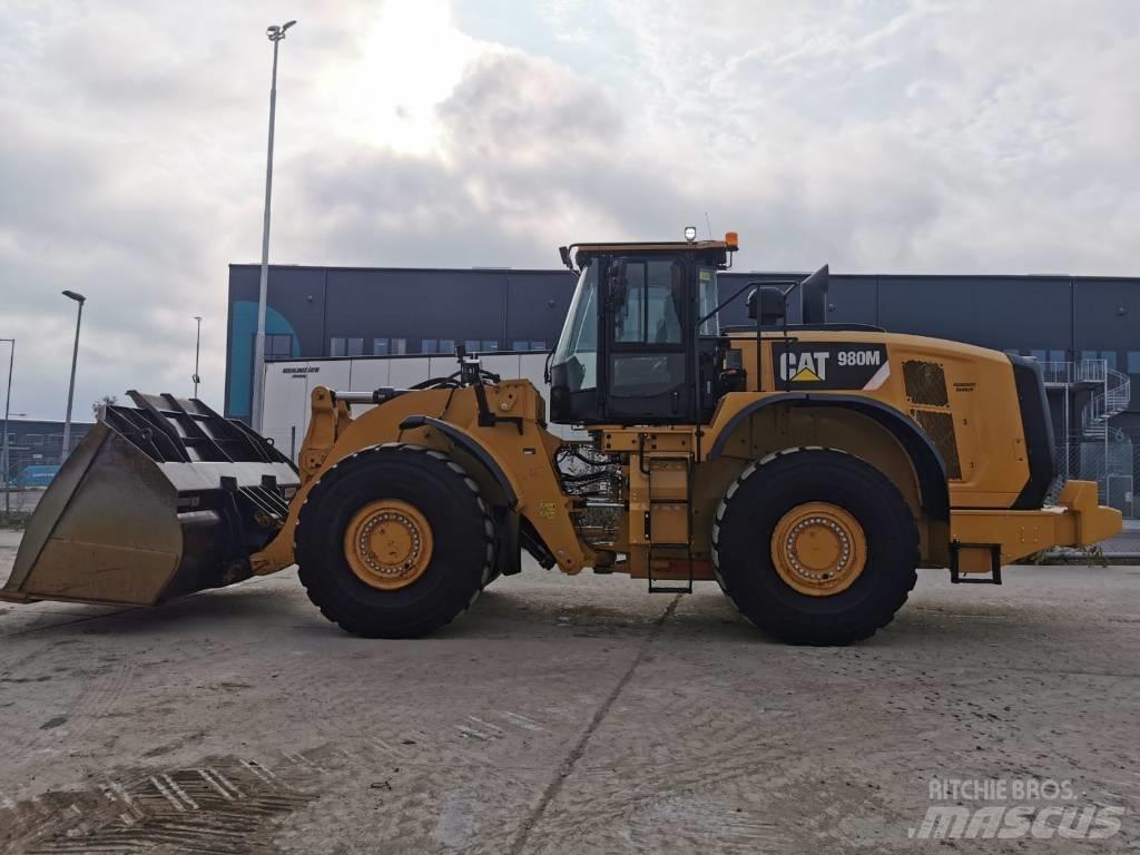 CAT 980M لوادر بعجل