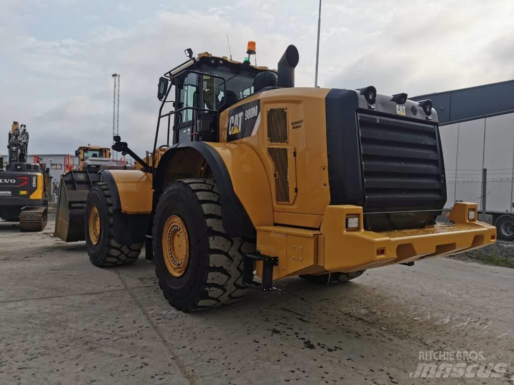 CAT 980M لوادر بعجل