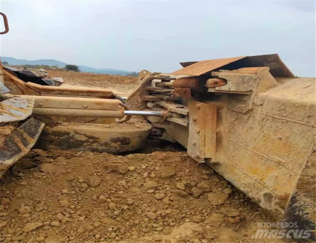 CAT D 6 N بلدوزرات مجنزرة