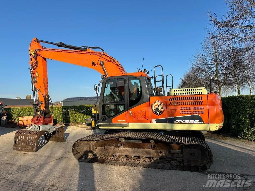 Doosan DX225LC حفارات زحافة