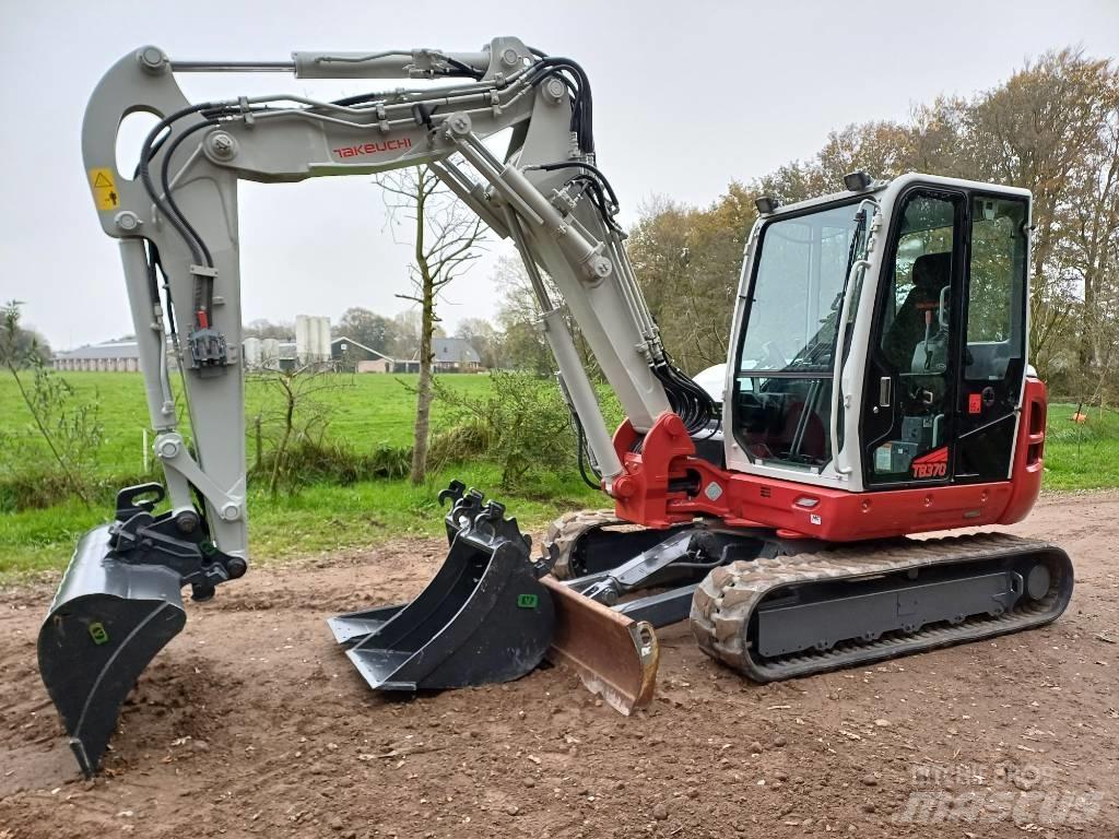 Takeuchi TB 370 حفارات وسط 7 طن - 12 طن