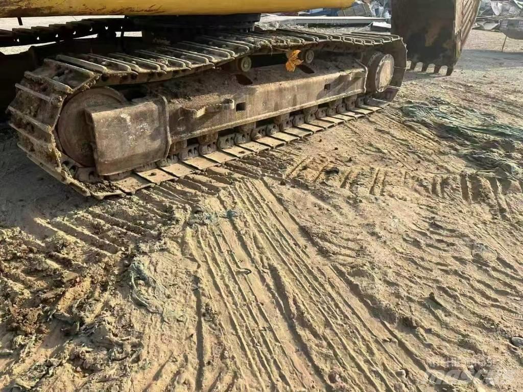 CAT 320 D2 حفارات زحافة